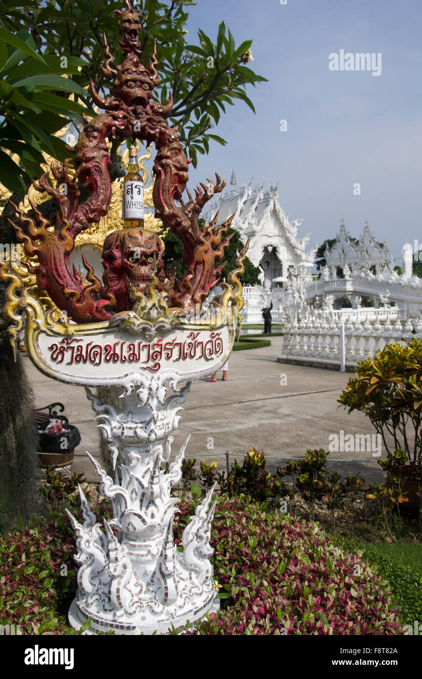 Wat Rong Khun, le Temple blanc, à Chiang Rai, Thaïlande, conçu et construit par l'artiste Chalermchai Kositpipat Banque D'Images