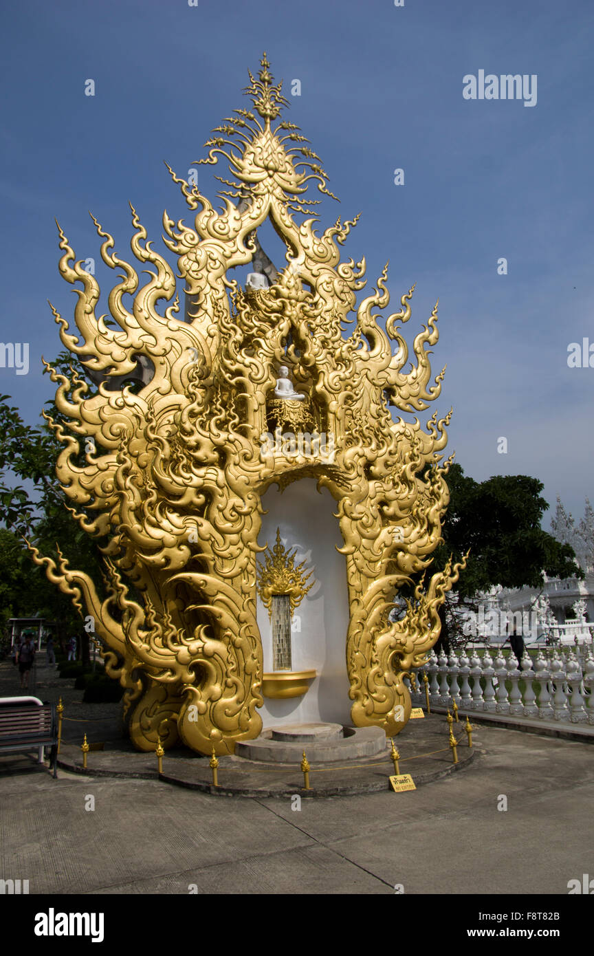 Wat Rong Khun, le Temple blanc, à Chiang Rai, Thaïlande, conçu et construit par l'artiste Chalermchai Kositpipat Banque D'Images
