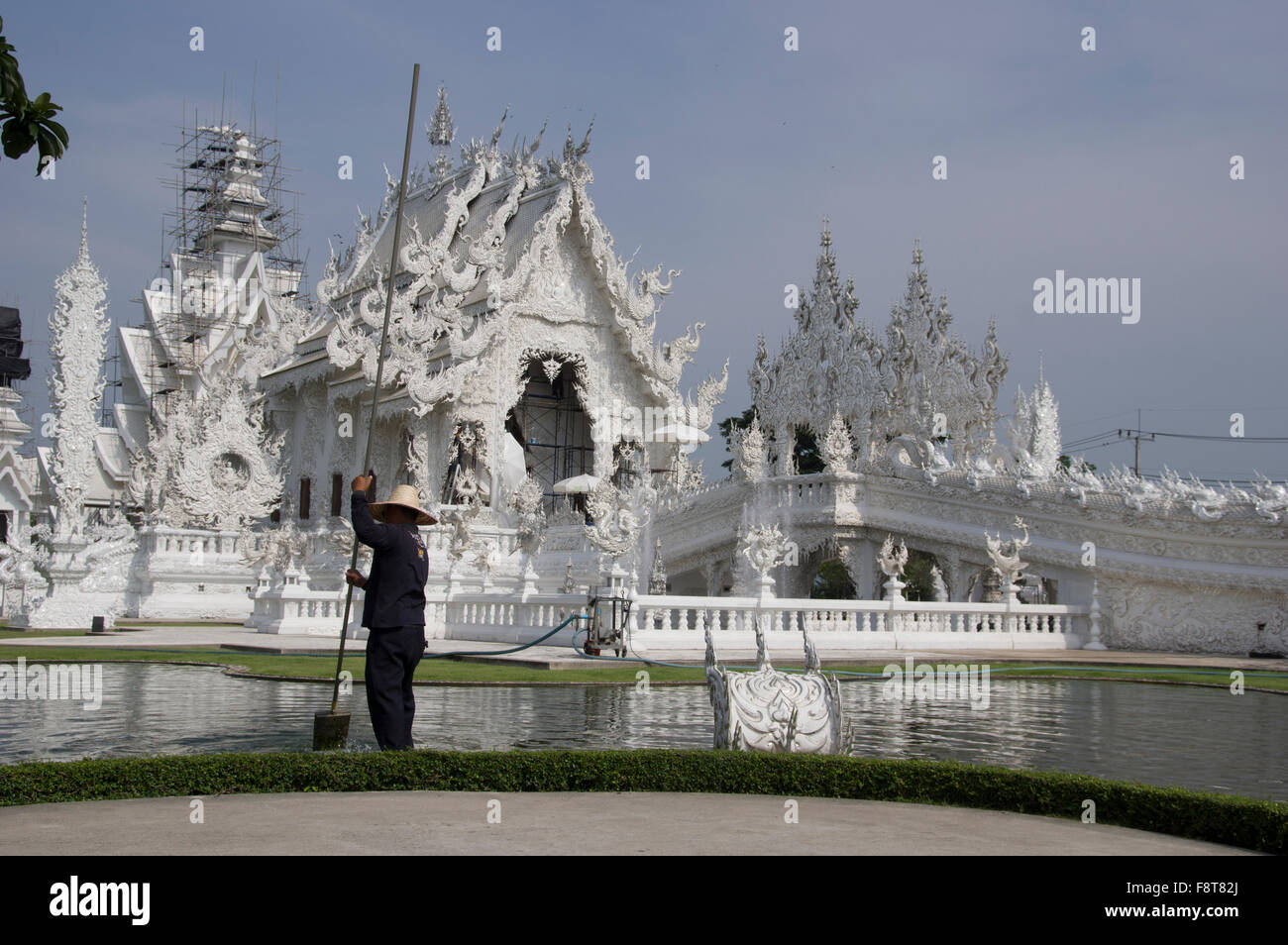 Wat Rong Khun, le Temple blanc, à Chiang Rai, Thaïlande, conçu et construit par l'artiste Chalermchai Kositpipat Banque D'Images