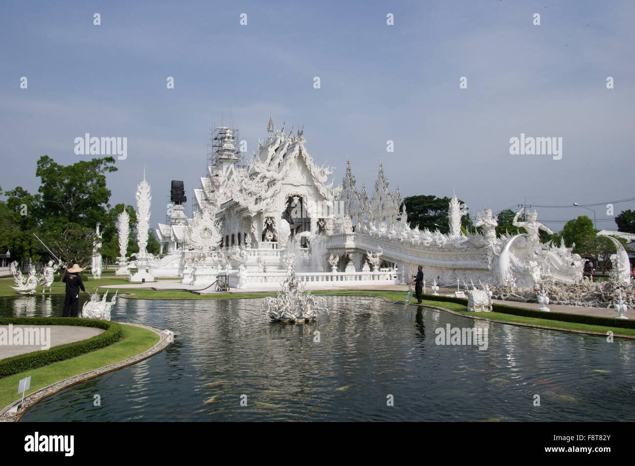 Wat Rong Khun, le Temple blanc, à Chiang Rai, Thaïlande, conçu et construit par l'artiste Chalermchai Kositpipat Banque D'Images