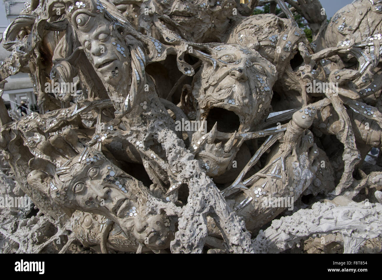 Wat Rong Khun, le Temple blanc, à Chiang Rai, Thaïlande, conçu et construit par l'artiste Chalermchai Kositpipat Banque D'Images