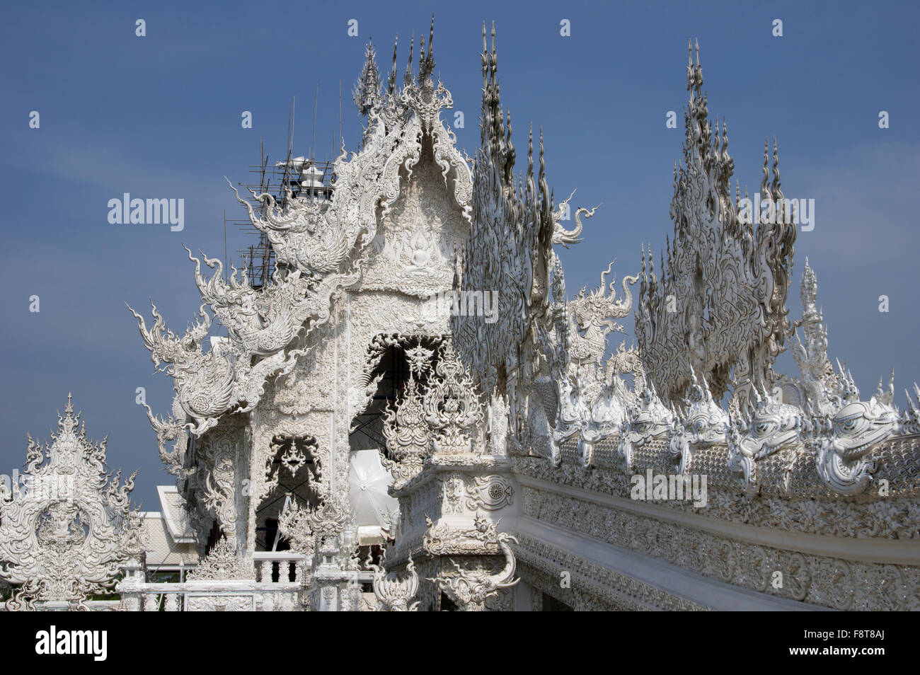 Wat Rong Khun, le Temple blanc, à Chiang Rai, Thaïlande, conçu et construit par l'artiste Chalermchai Kositpipat Banque D'Images