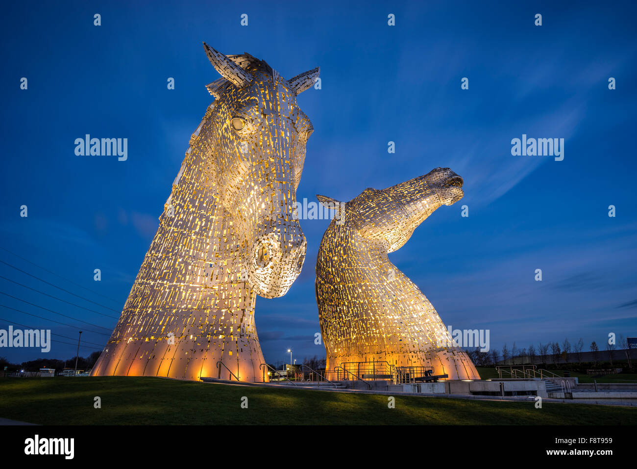 Les Kelpies, Helix, Falkirk, Ecosse, Royaume-Uni. Sculptures d'Andy Scott, allumé. Banque D'Images