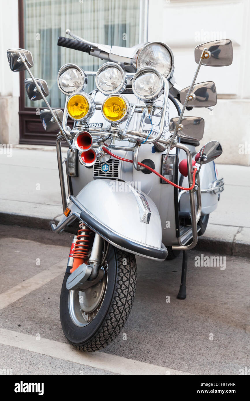 Vienne, Autriche - 2 novembre 2015 : Silver Metallic Italien Vespa scooter classique avec de nombreux miroirs et les phares supplémentaires Banque D'Images