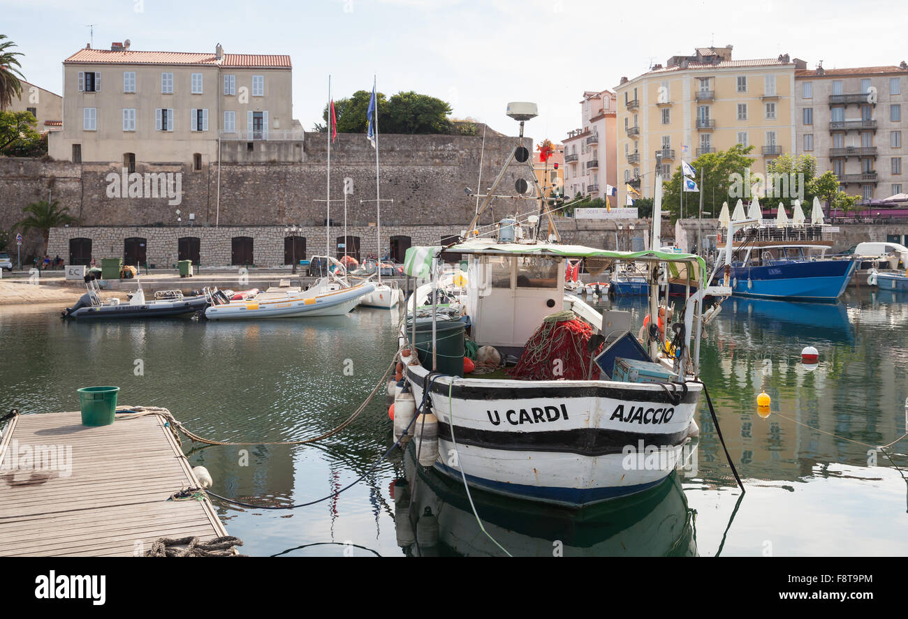 Ajaccio, France - 29 juin 2015 : vieux bateaux de pêche en bois amarré dans le port d'Ajaccio, Corse, France Banque D'Images