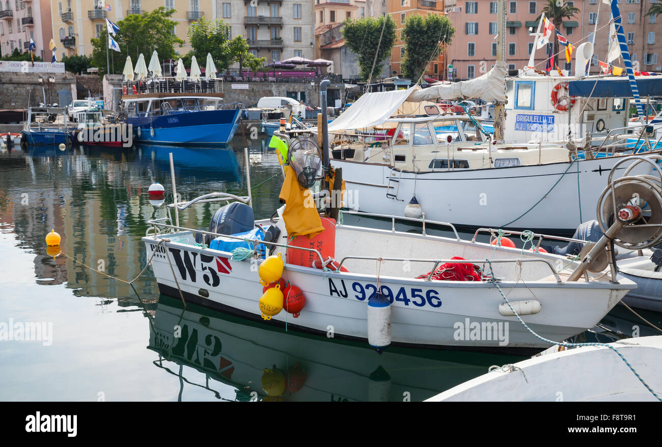 Ajaccio, France - 29 juin 2015 : les bateaux de pêche amarrés dans le port d'Ajaccio, Corse, France Banque D'Images
