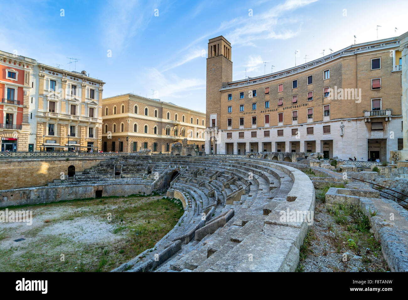 Vue sur la rue de l'Amphithéâtre Romain à Sant Oronzo à Lecce, en Italie. Banque D'Images