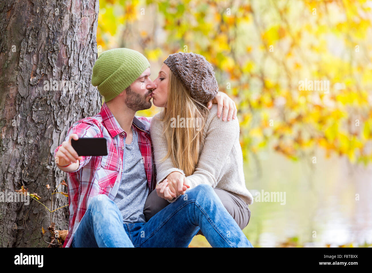 Jeune couple en forêt Banque D'Images