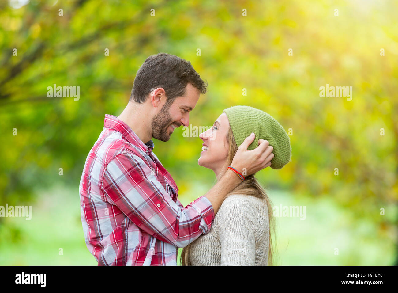 Jeune couple en forêt Banque D'Images
