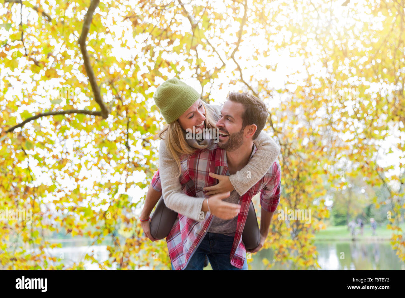 Jeune couple en forêt Banque D'Images