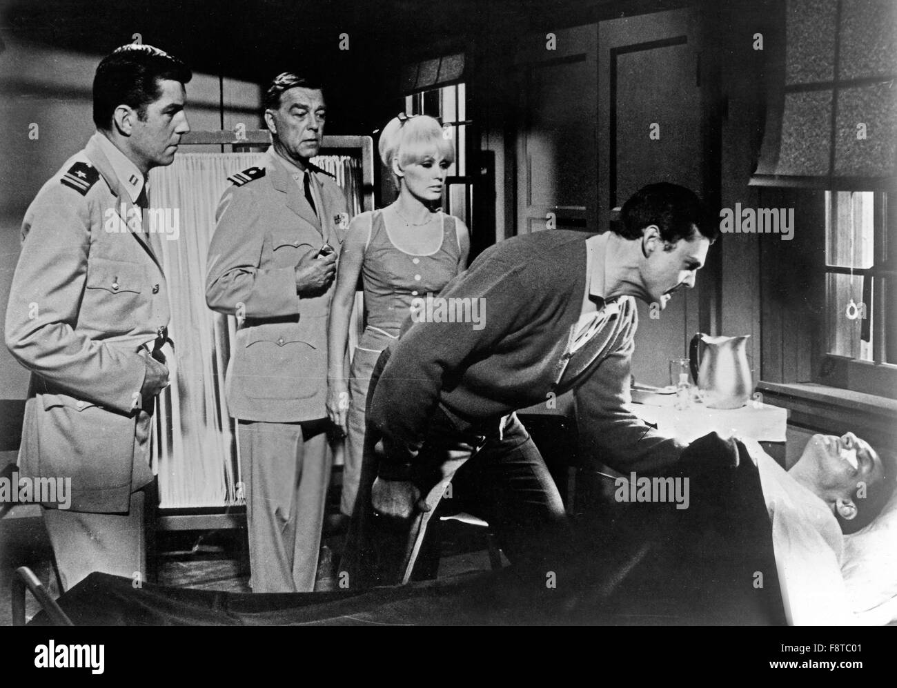 La Marine et la nuit des monstres, aka : Verhängnisvolle Fracht, USA 1966, Regie : Michael A. Hooey, acteurs : Mamie van Doren, Anthony Eisley (ganz liens) Banque D'Images