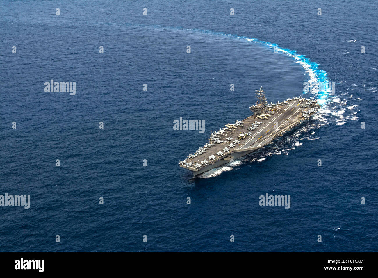 Le porte-avions de classe Nimitz USS Ronald Reagan (CVN 76) les transits de  l'Océan Pacifique Photo Stock - Alamy