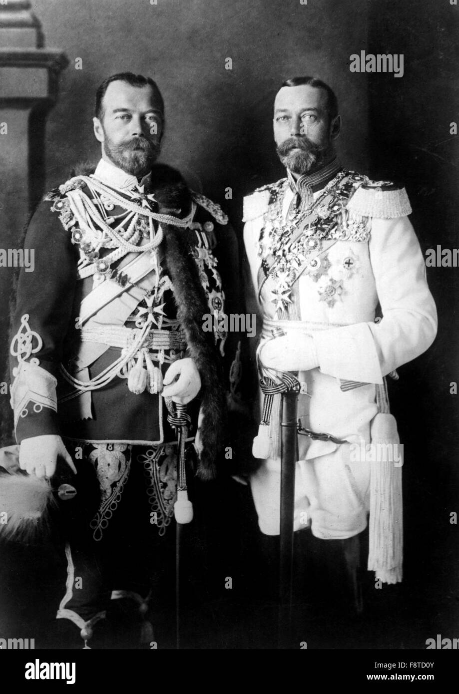 Le Tsar Nicolas II de Russie avec son cousin physiquement semblables, le Roi George V du Royaume-Uni (à droite), en uniformes militaires allemands à Berlin avant la guerre Banque D'Images