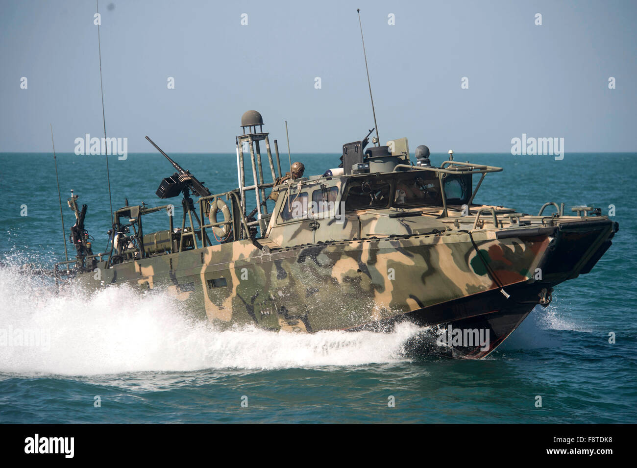 Commande fluviales Bateau (DGRR) 802, attribué à Combined Task Group (CTG) effectue des opérations de patrouille, 56,7 dans le golfe Arabo-Persique. Banque D'Images