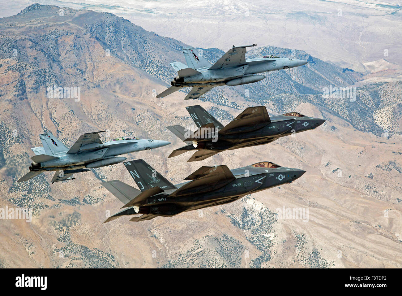 Lockheed Martin F-35 Lightning II et un F/A-18 E/F Super Hornet Banque D'Images