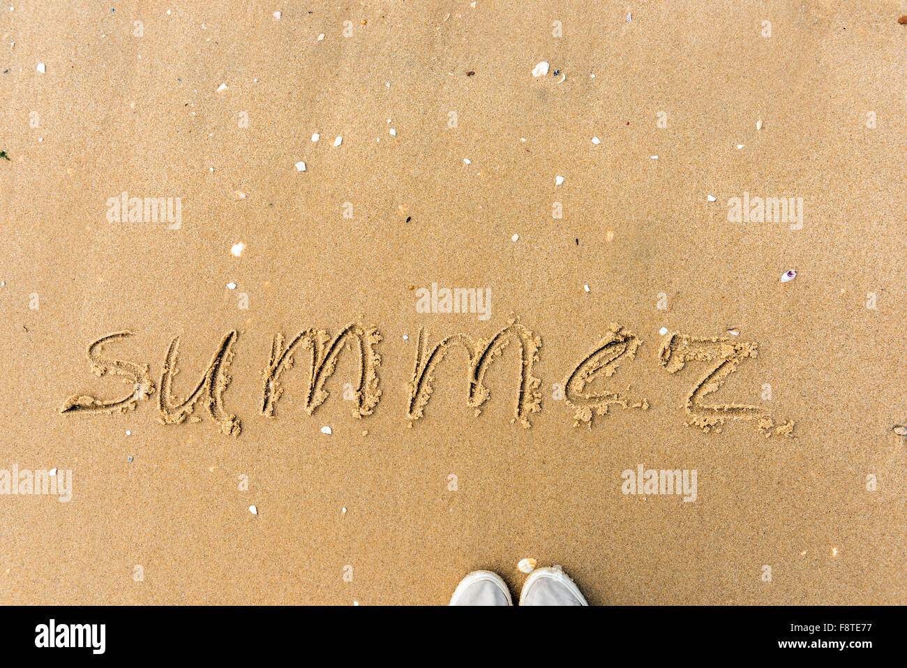 Écrit d'été sur la plage de fond de sable. Banque D'Images