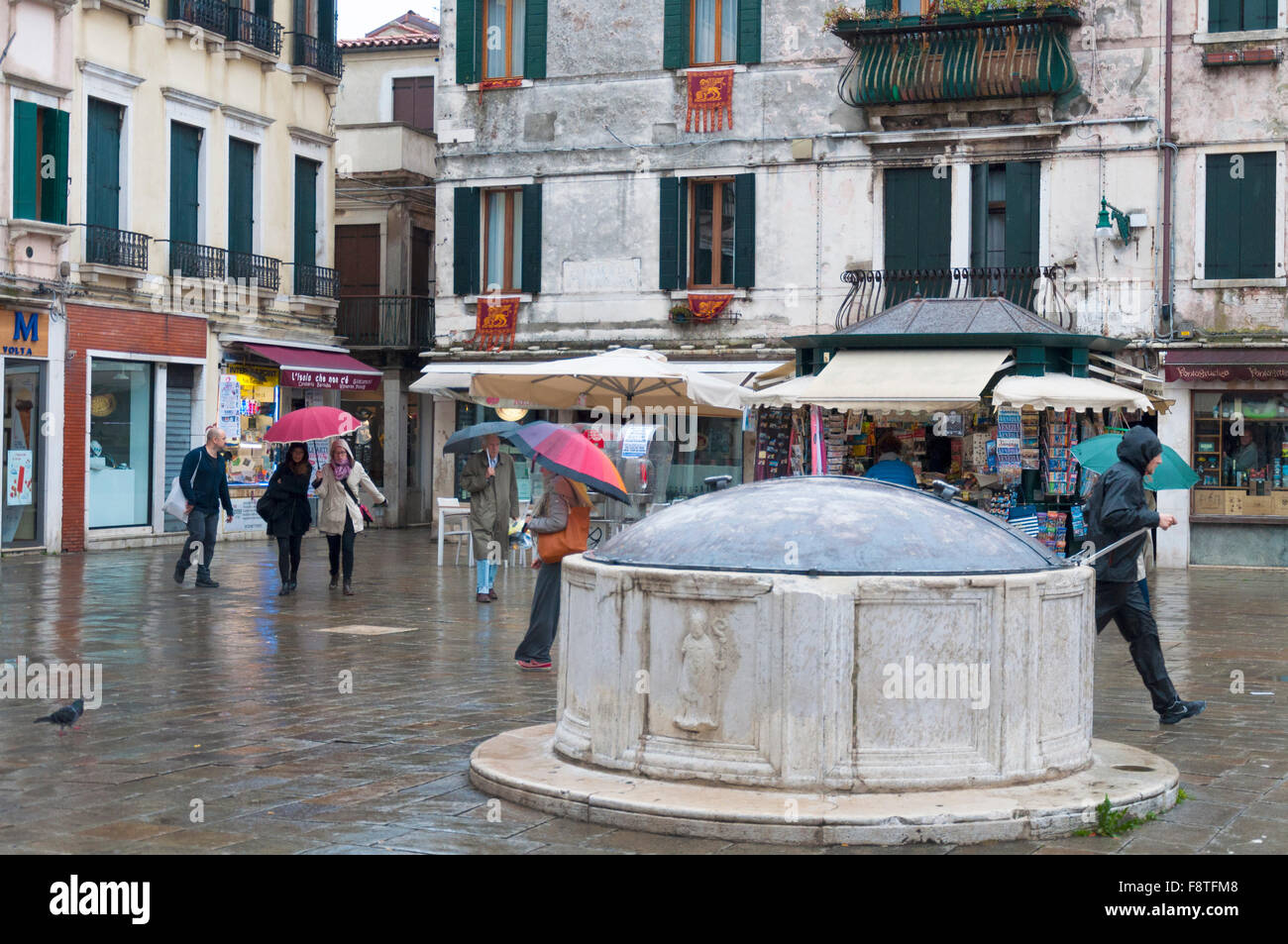 Campo San Barnaba, Venise, Italie. Un puits sur un jour de pluie Banque D'Images