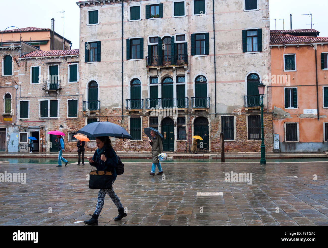 Campo San Barnaba, Venise, Italie. Six des parasols sur un jour de pluie Banque D'Images