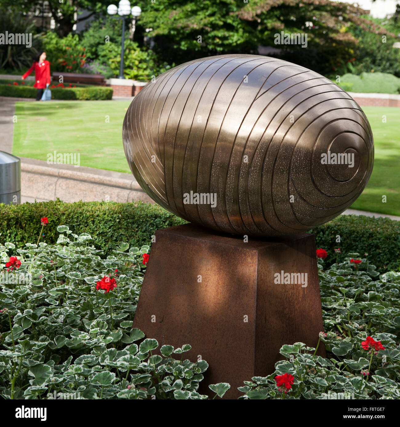 Londres, Royaume-Uni - 12 août 2015Westferry Circus jardin avec Sasso Cosmico-Kӧnig sculpture par Vassilakis, Canary Wharf, Londres, Angleterre Banque D'Images