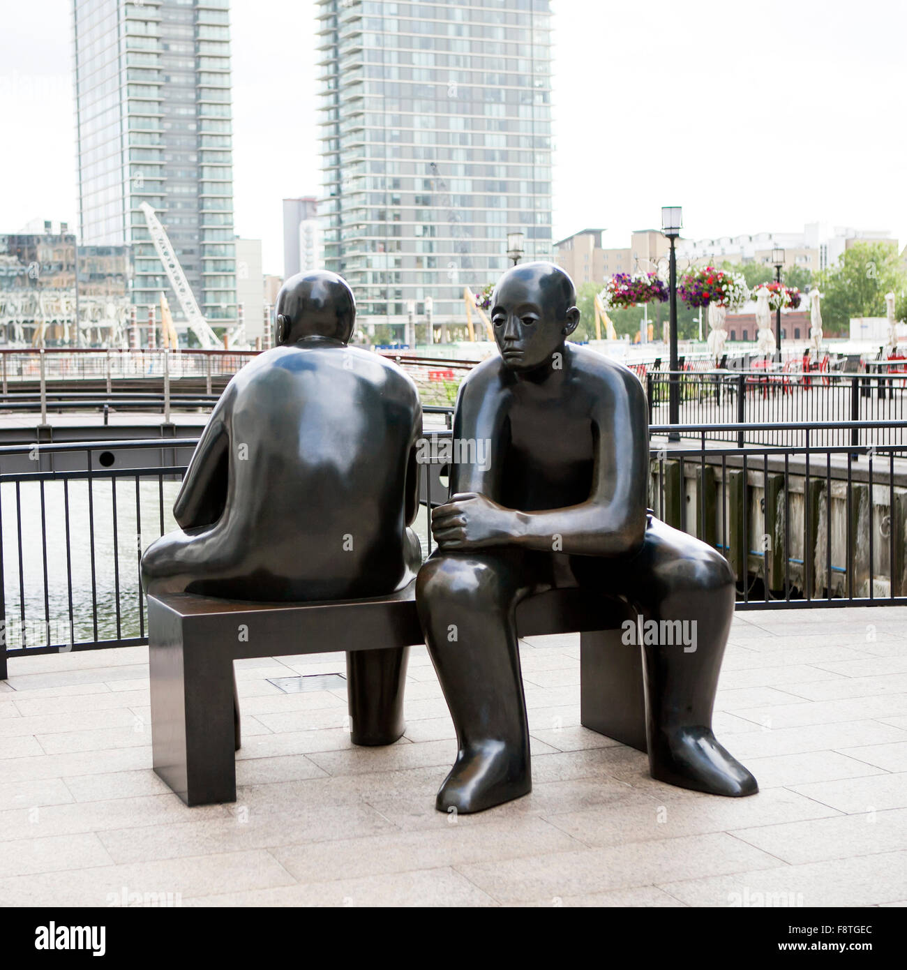 Londres, Royaume-Uni - 12 août 2015 sculpture en bronze est situé dans la région de Cabot Square aux côtés de West India Docks. Une sculpture deux hommes sur le Banque D'Images