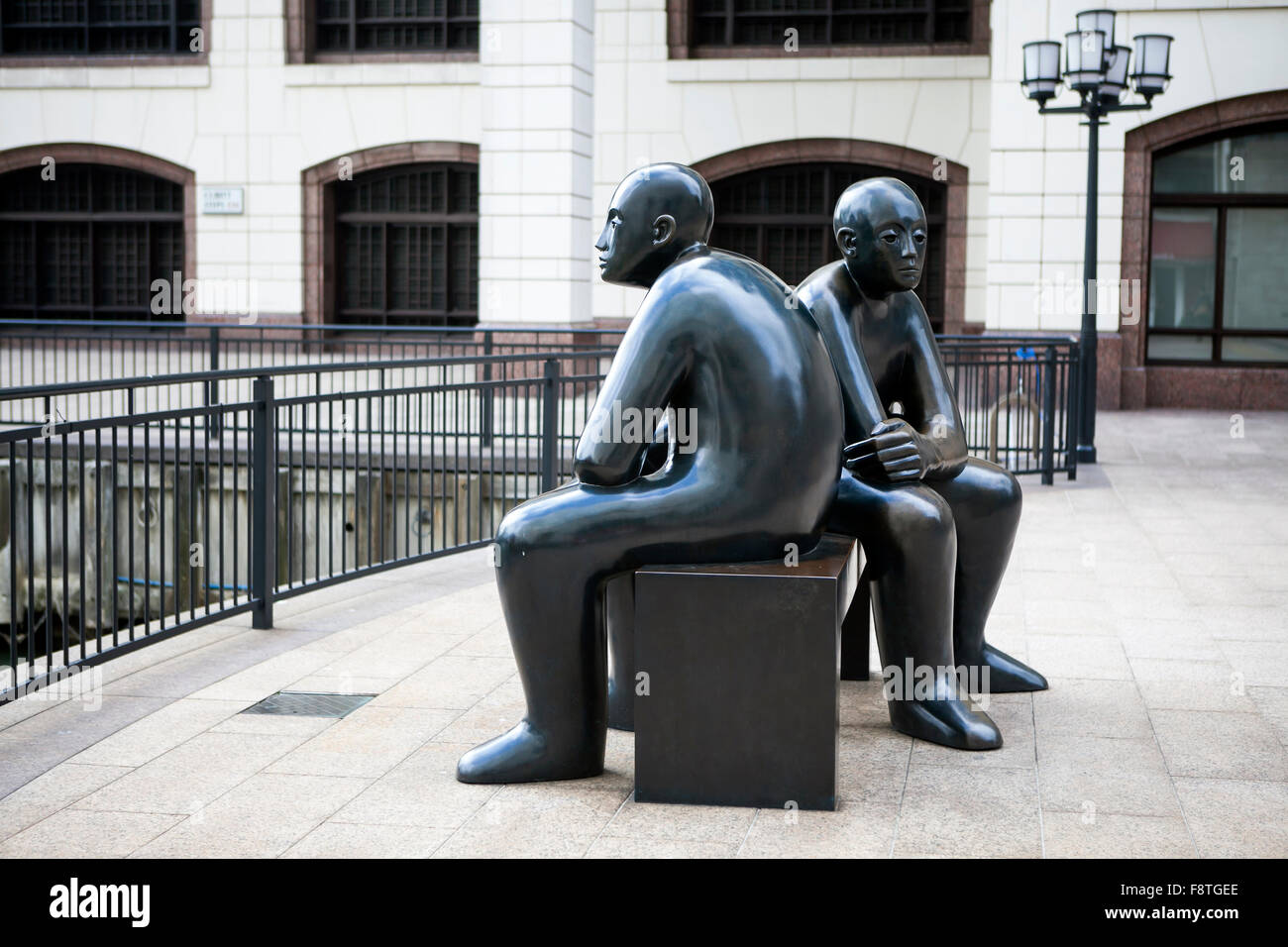 Londres, Royaume-Uni - 12 août 2015 sculpture en bronze est situé dans la région de Cabot Square aux côtés de West India Docks. Une sculpture deux hommes sur le Banque D'Images