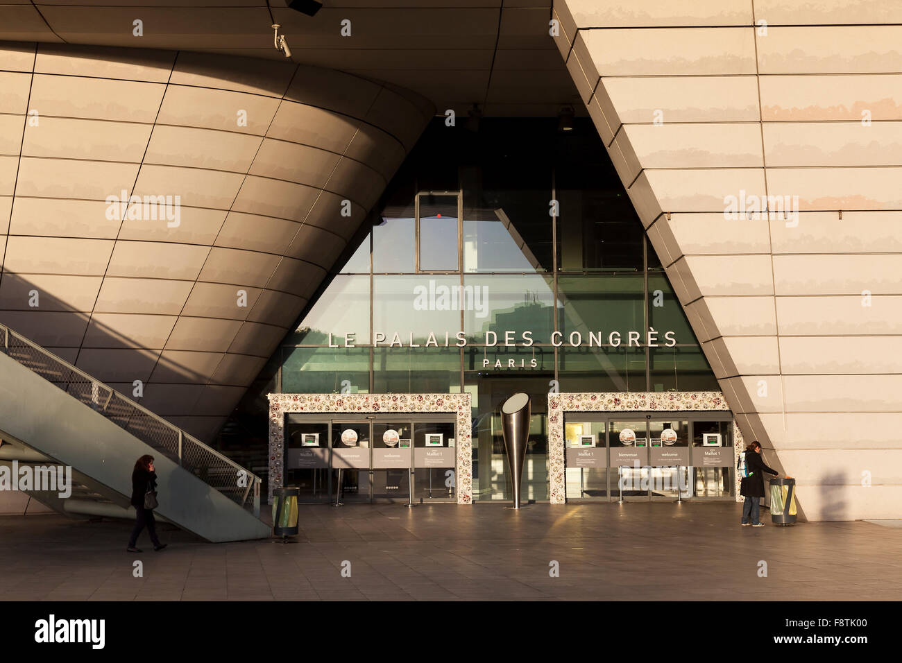 Palais des congrès, centre de conventions de Paris, Porte Maillot, Paris,  France Photo Stock - Alamy