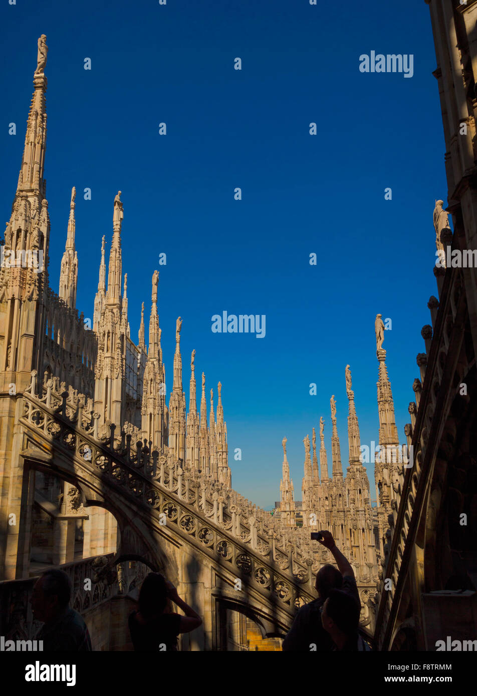 La Province de Milan, Milan, Lombardie, Italie. Spires sur le toit du Duomo, ou la cathédrale. Banque D'Images