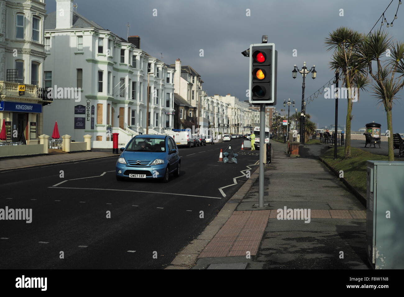 AJAXNETPHOTO. L'année 2013. WORTHING, Angleterre. Propriétés - Bord de mer - un mélange de propriétés résidentielles et commerciales DONNENT SUR LA CÔTE SUD DE LA STATION BALNÉAIRE, PROMENADE ET PLAGE. PHOTO:JONATHAN EASTLAND/AJAX REF:LM131904 8723 Banque D'Images