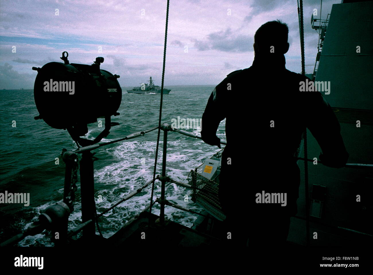 AJAXNETPHOTO. L'année 2003. CHANNEL, en Angleterre. - Collège DU PERSONNEL DE JOURS DE MER - UN MARIN OBSERVE UNE FRÉGATE DEPUIS LE PONT D'UN DESTROYER PENDANT UN EXERCICE. PHOTO:JONATHAN EASTLAND/AJAX REF:61401003 Banque D'Images