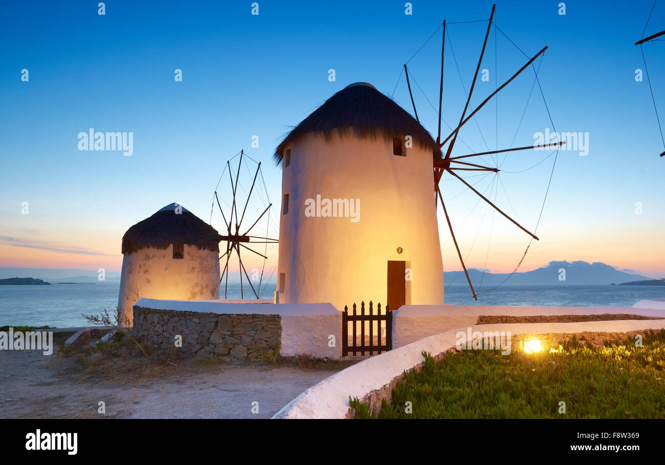 Paysage avec un soir de Mykonos moulins à vent, l'île de Mykonos, Cyclades, Grèce Banque D'Images