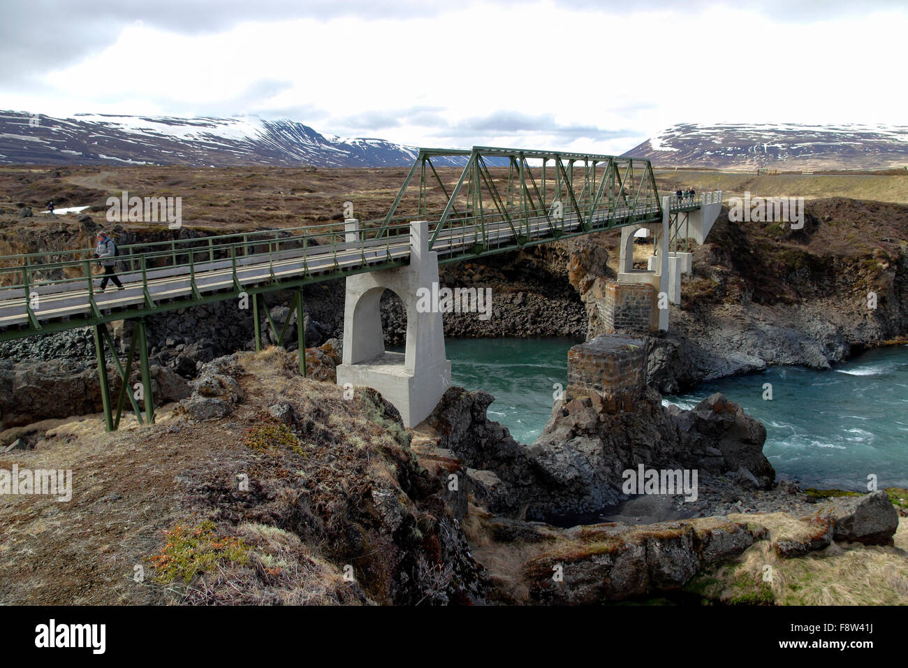 Pont sur la rivière Skjálfandafljót à l'échangeur de cascade Goðafoss le nord de l'Islande Banque D'Images