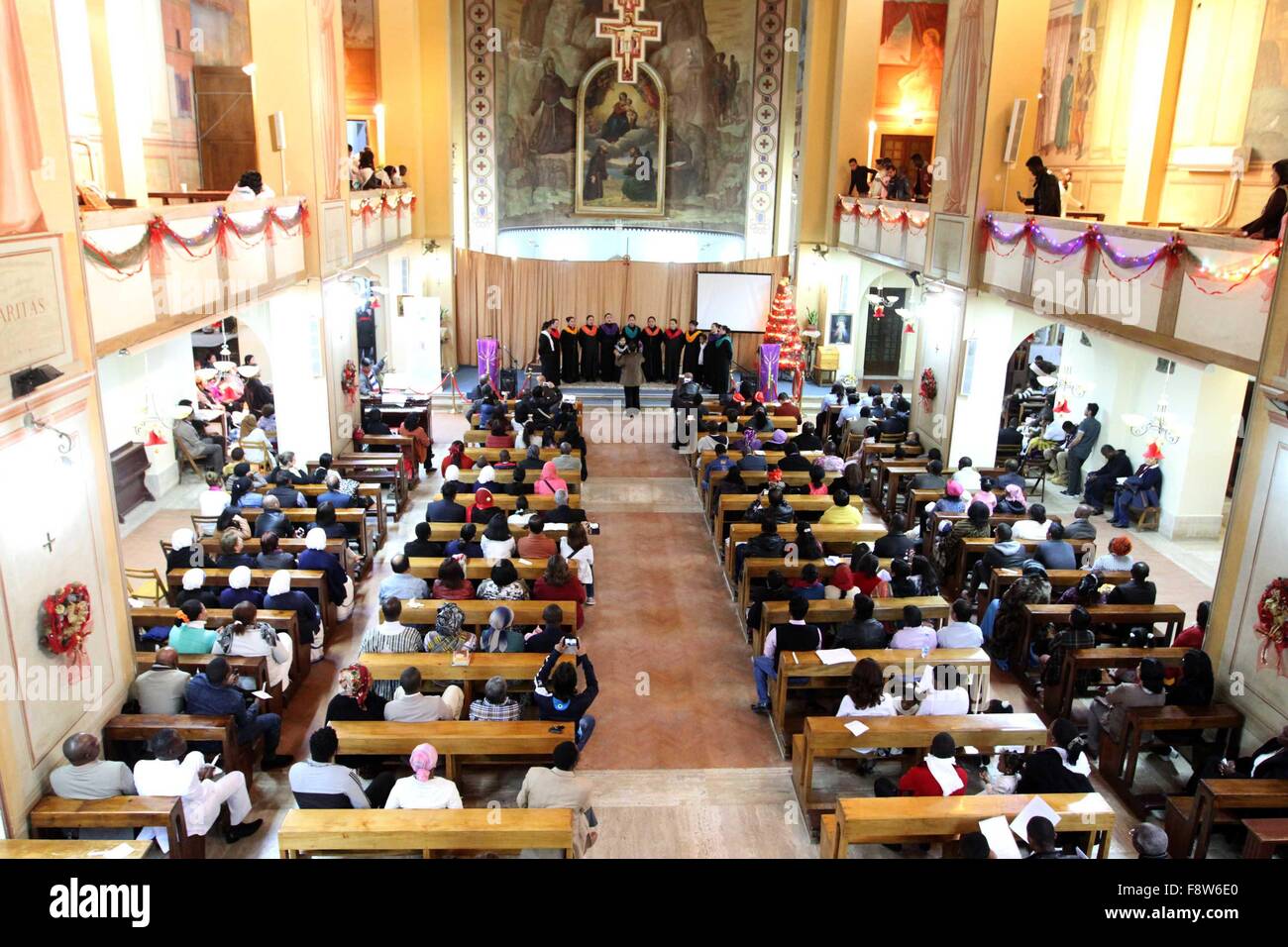 Tripoli. Dec 11, 2015. Christian étrangers, surtout en provenance des pays africains et les Philippines, d'assister à l'Ecumenical Service aux chandelles à l'église catholique Saint François à Tripoli, sur Dec.11, 2015. © Hamza Turkia/Xinhua/Alamy Live News Banque D'Images