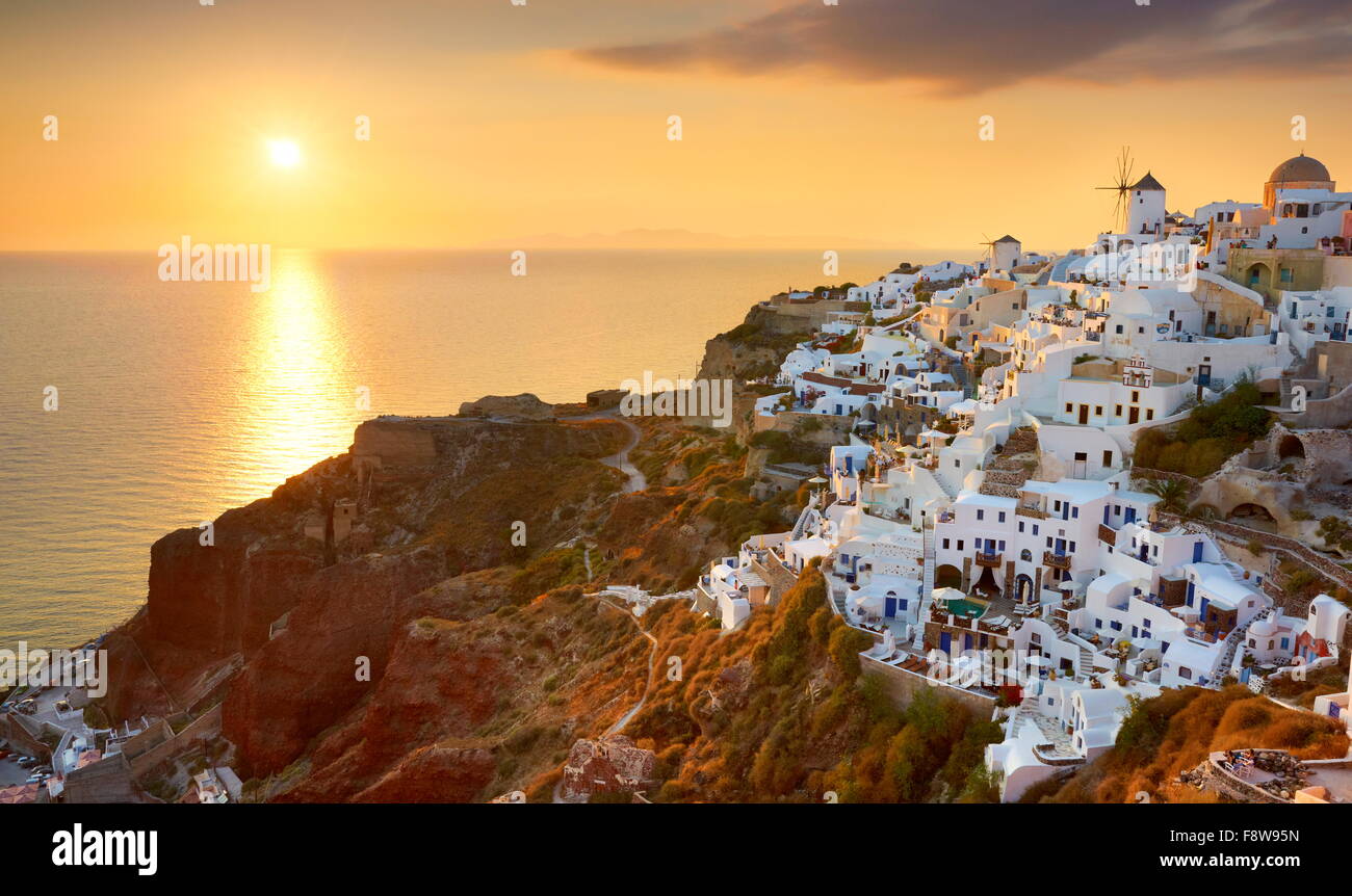 Cityscape view au coucher du soleil à Oia, Santorin, Grèce Banque D'Images