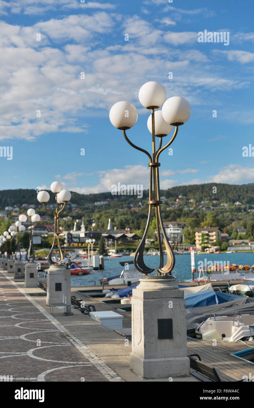 Lumières de rue le long du lac Worthersee à bord de bateaux amarrés à Velden village, Autriche Banque D'Images