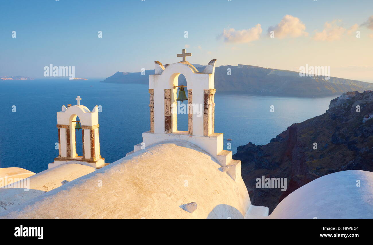 Paysage de Santorin avec deux clochers surplombant la mer, Oia, Santorin, Grèce Banque D'Images