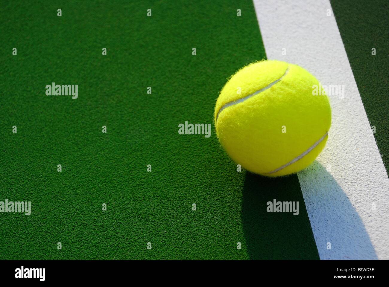 Balle de Tennis jaune sur la ligne de faute Photo Stock - Alamy