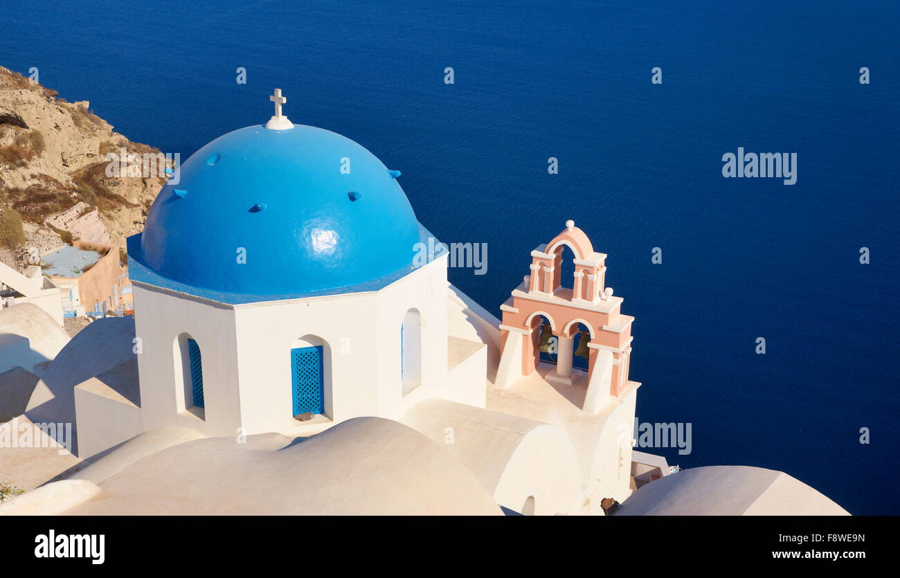 - Église grecque de Santorin et la mer Égée en arrière-plan, Oia, Santorin, Grèce Banque D'Images