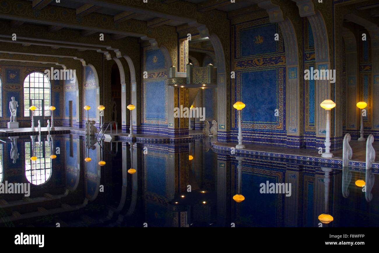 Californie, USA. 29 Nov, 2015. Photo prise le 29 novembre 2015 montre la Piscine Romaine à Hearst Castle Garden en Californie, aux États-Unis. Hearst Castle est un monument historique national et la Californie est situé sur la côte centrale de Californie. William Randolph Hearst a commencé à construire un fabuleux estate sur son ranch sur le village de San Simeon en 1919. En 1947, le complexe de la colline inclus une double tours, bâtiment principal, trois établissements, somptueux et 127 acres de jardins en terrasses, des fontaines et des piscines. © Yang Lei/Xinhua/Alamy Live News Banque D'Images