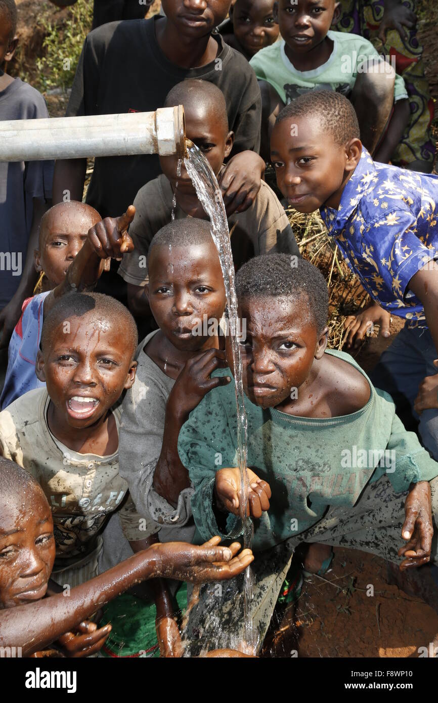 Les garçons à un étang, Matamba-Solo, province de Bandundu, le Congo-Brazzaville Banque D'Images