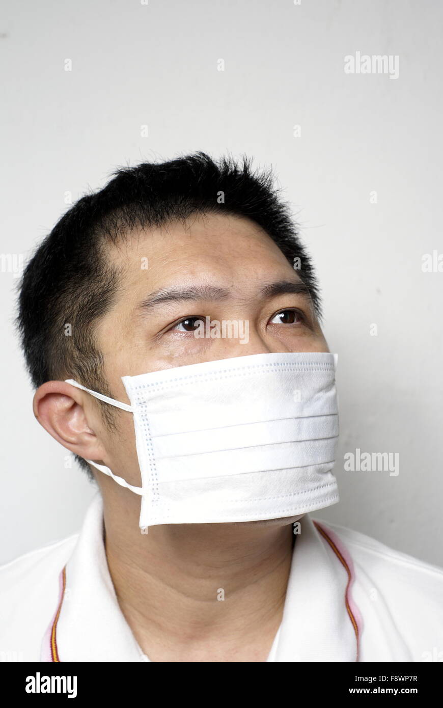 Asian man in medical portrait masque jusqu'à Banque D'Images