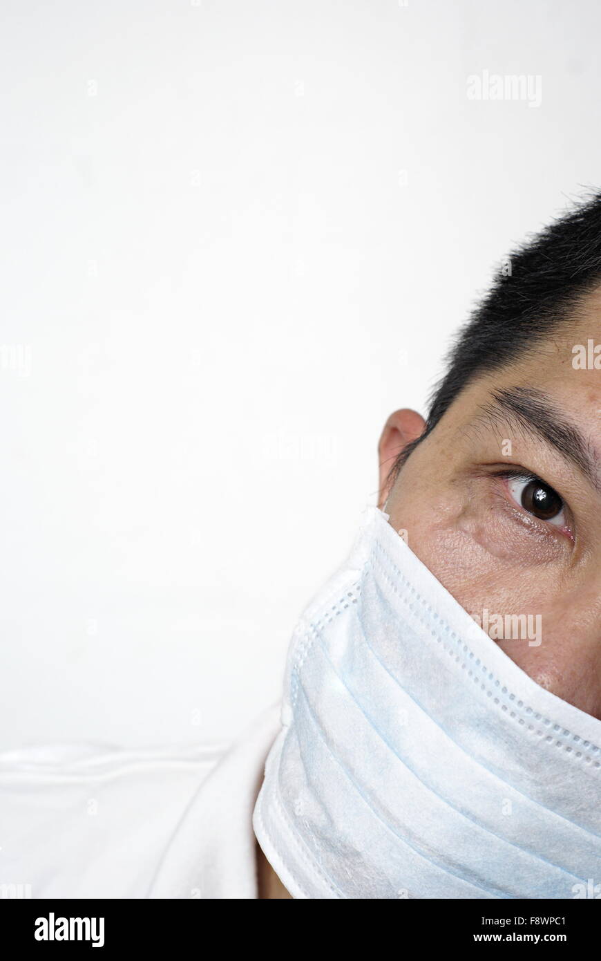 Asian man in medical portrait masque cachant une partie de son visage, copyspace Banque D'Images
