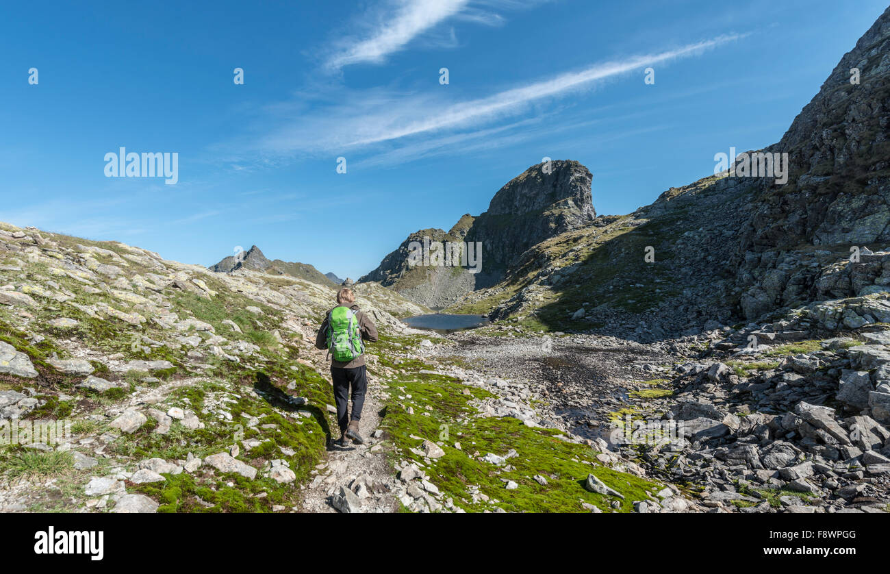 Randonneur sur un sentier, Klafferkessel avec de petits lacs de montagne, Haut Klaffersee, Greifenberg, Bredene, Tauern de Schladming Banque D'Images