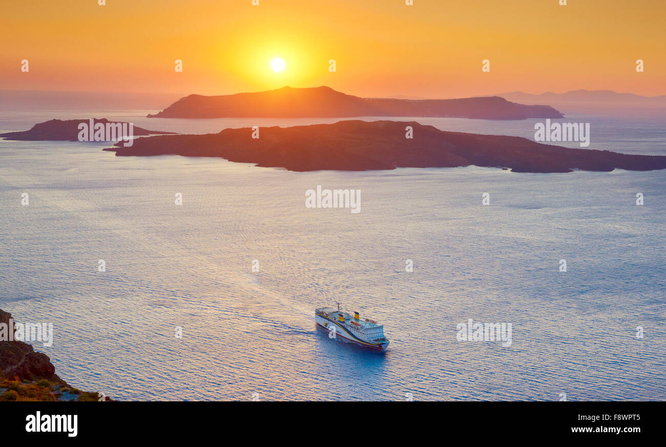 Vue paysage avec bateau de croisière sur la mer Egée et l'île de Néa Kaméni prises à partir de la ville de Théra ( Fira), l'île de Santorin, Grèce Banque D'Images