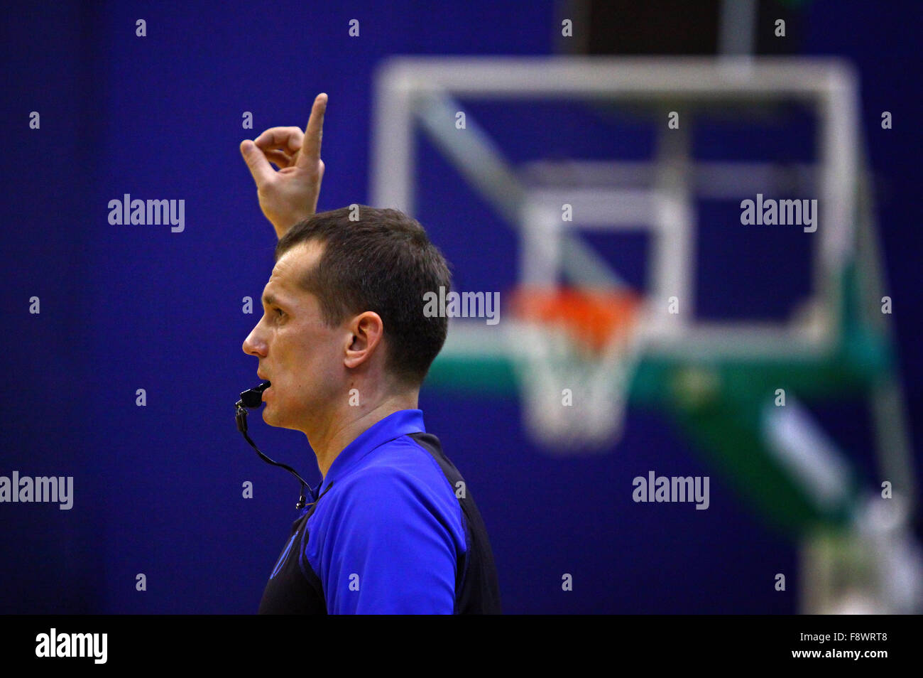 Kiev, UKRAINE - le 15 janvier 2014 : arbitre de basket-ball en action lors de l'EuroCup de basket-ball match entre Budivelnik Kiev et Union européenne Banque D'Images