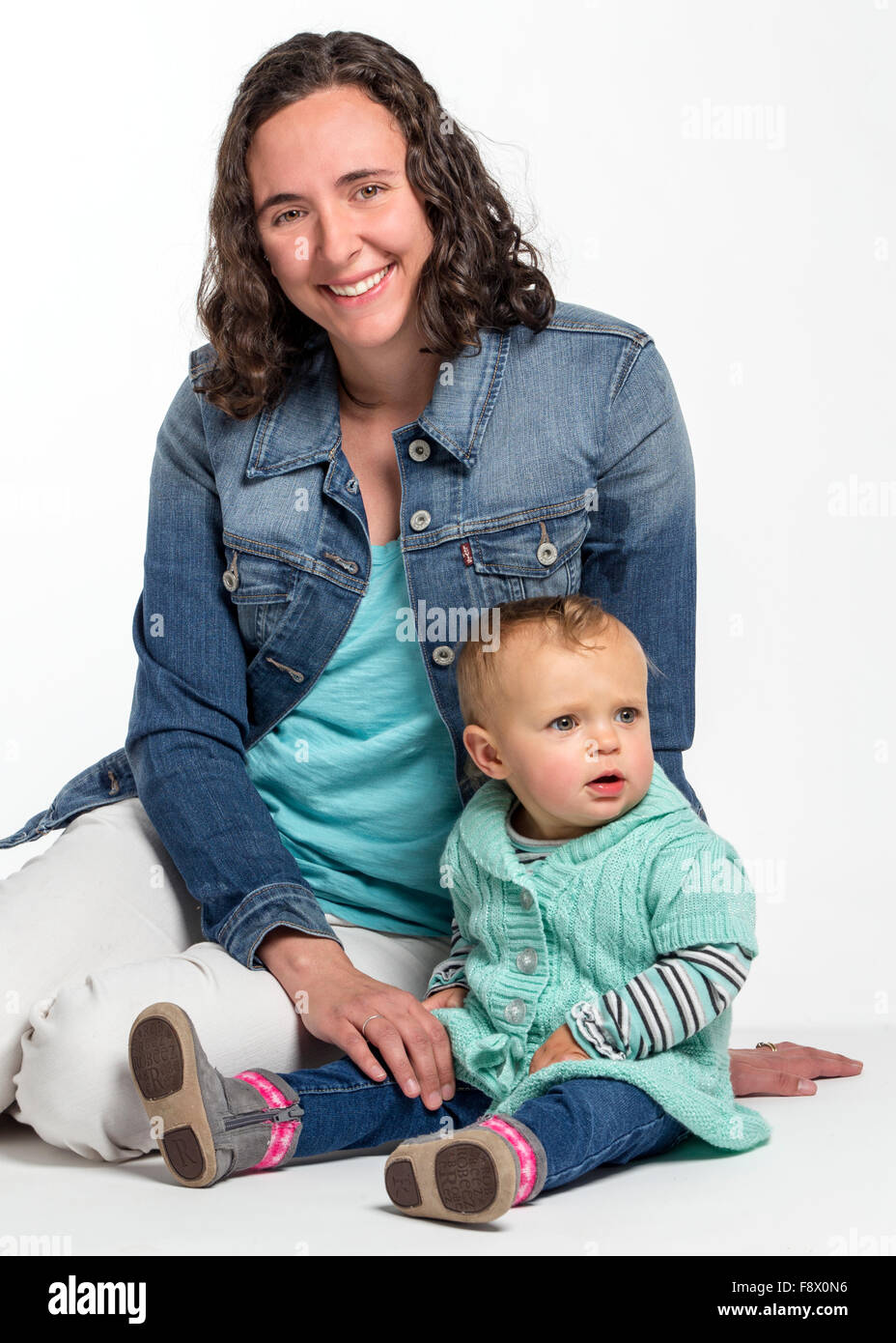 Photographie de jeune mère de race blanche et mignonne petite fille de un an Banque D'Images