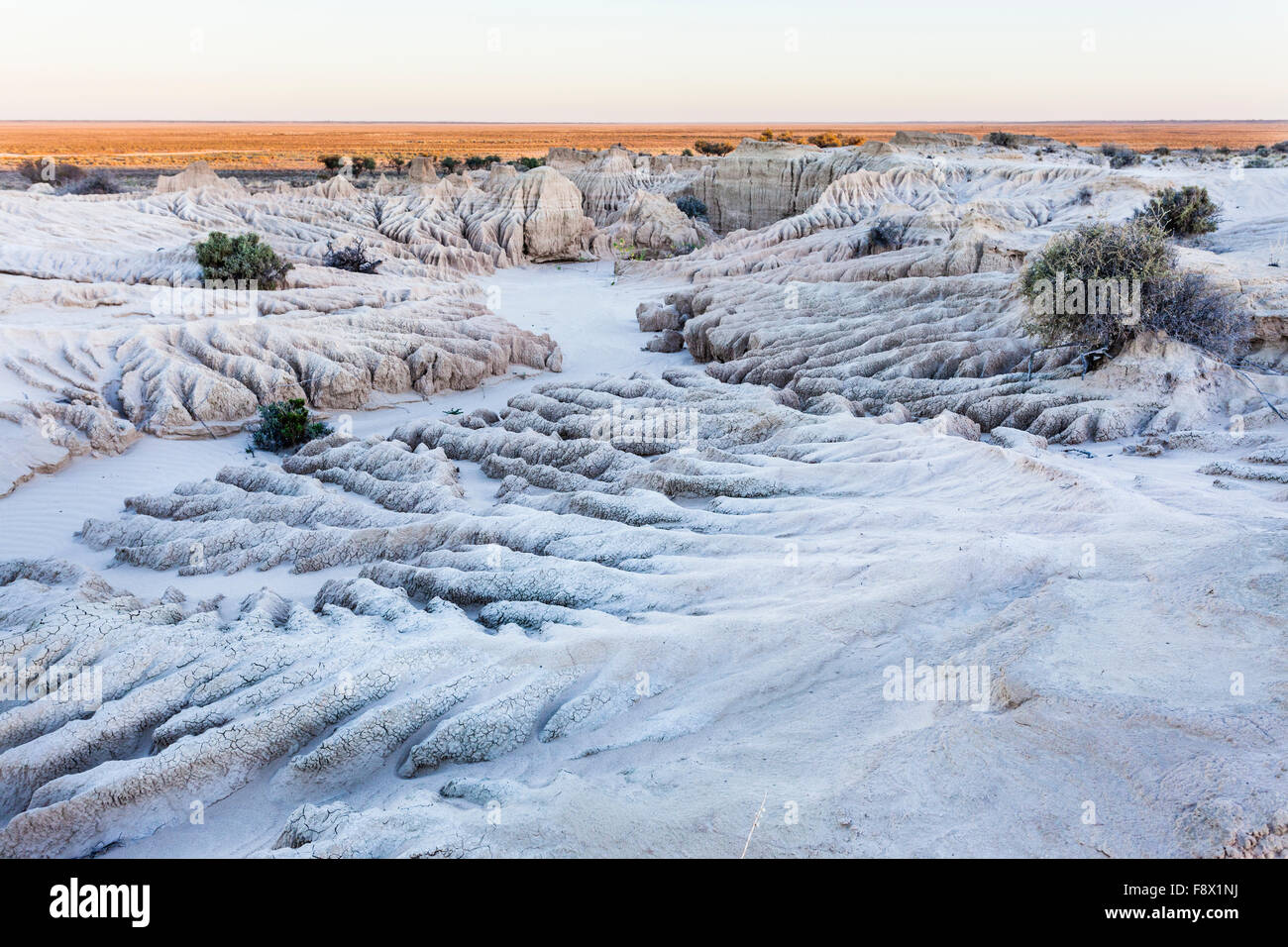 L'Australie, de l'ouest de la Nouvelle-Galles du Sud, le parc national de Mungo, le lever du soleil au bord du lac Mungo, murs de Chine lunette Banque D'Images
