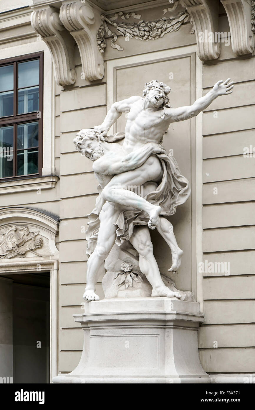Statue d'Héraclès combattant Antaeus à la Hofburg à Vienne Banque D'Images