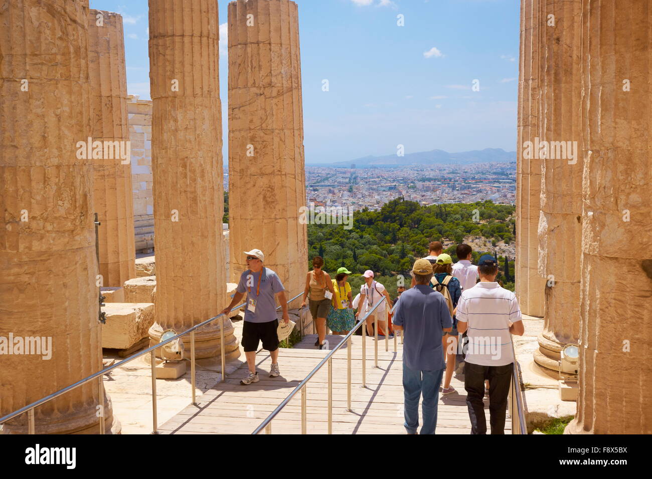 Athènes - acropole, touristes dans le passage dans les Propylées, Grèce Banque D'Images