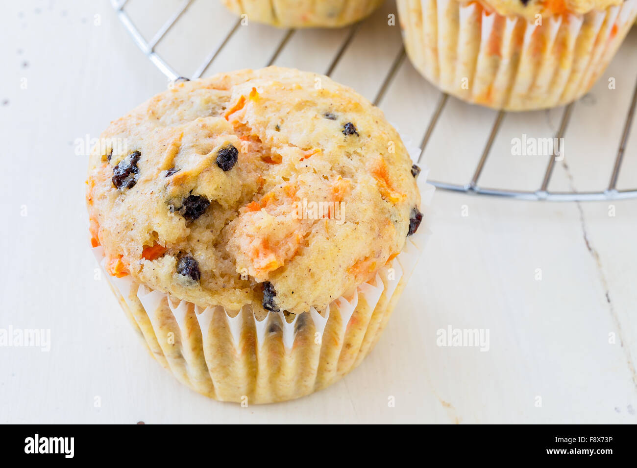 Muffins aux raisins secs et carotte fait maison délicieux. Banque D'Images