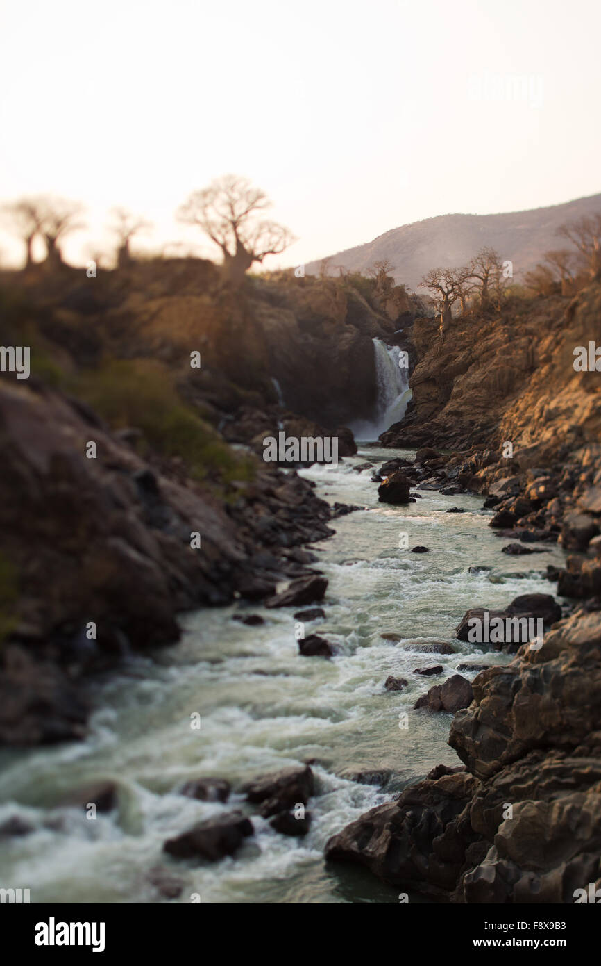 La rivière Kunene à Epupa Falls, la Namibie. Banque D'Images